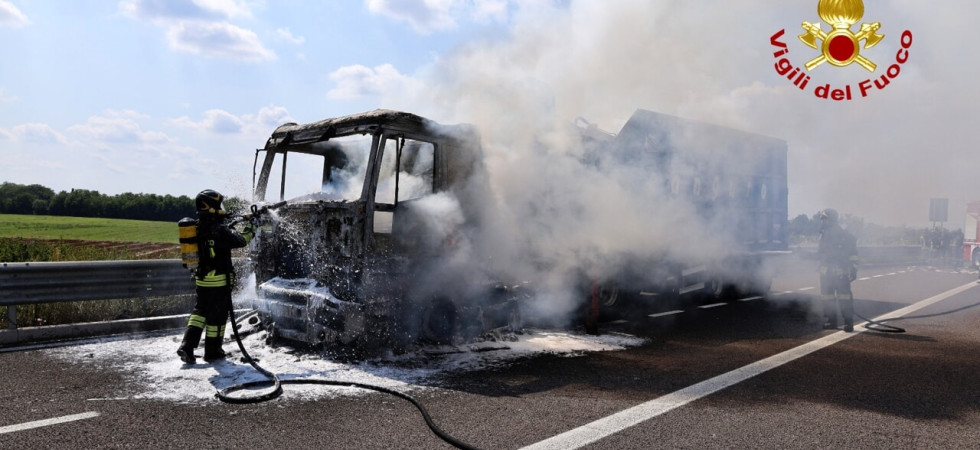 Il mezzo pesante viene avvolto dalle fiamme, momenti di paura per l'austista